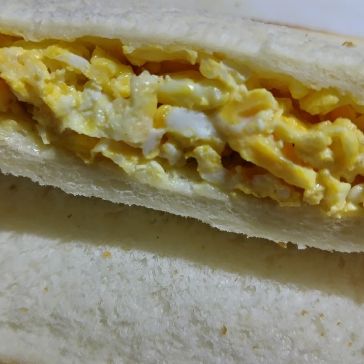 目玉焼き潰しスクランブルエッグのホットたまごサンド